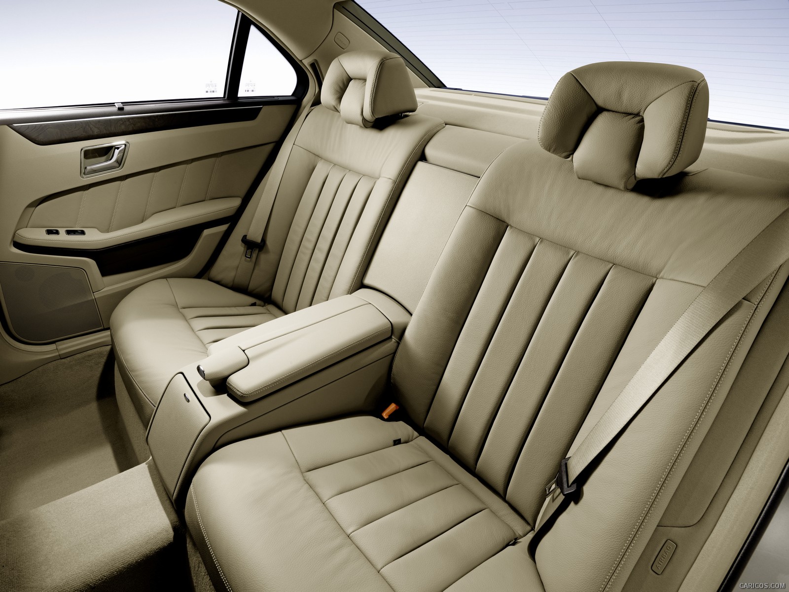 2010 Mercedes-Benz E-Class Sedan - Interior Rear Seats View Photo | Caricos