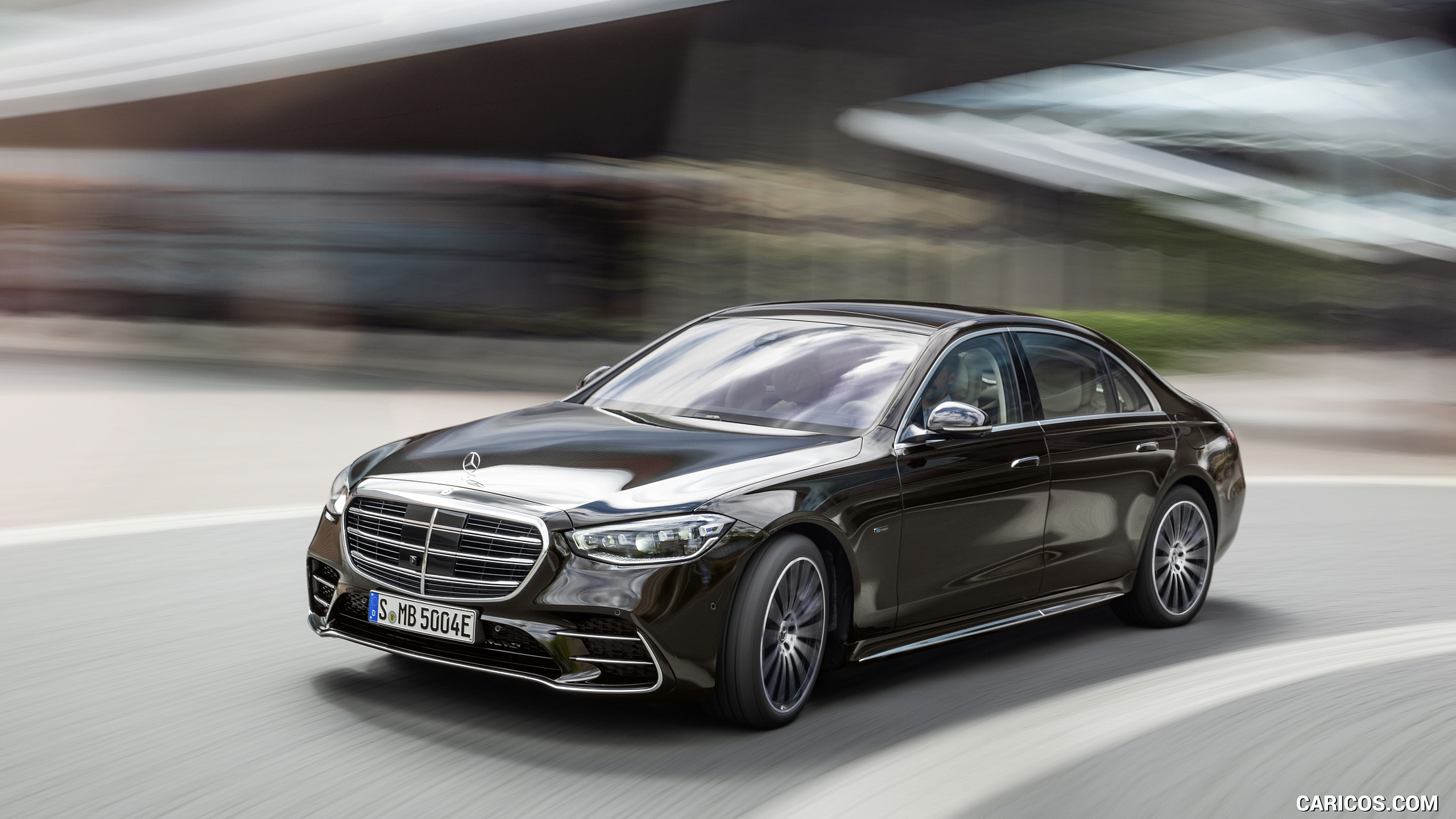 2021 Mercedes-Benz S-Class Plug-in-Hybrid (Color: Onyx Black) - Front Three-Quarter, #148 of 316
