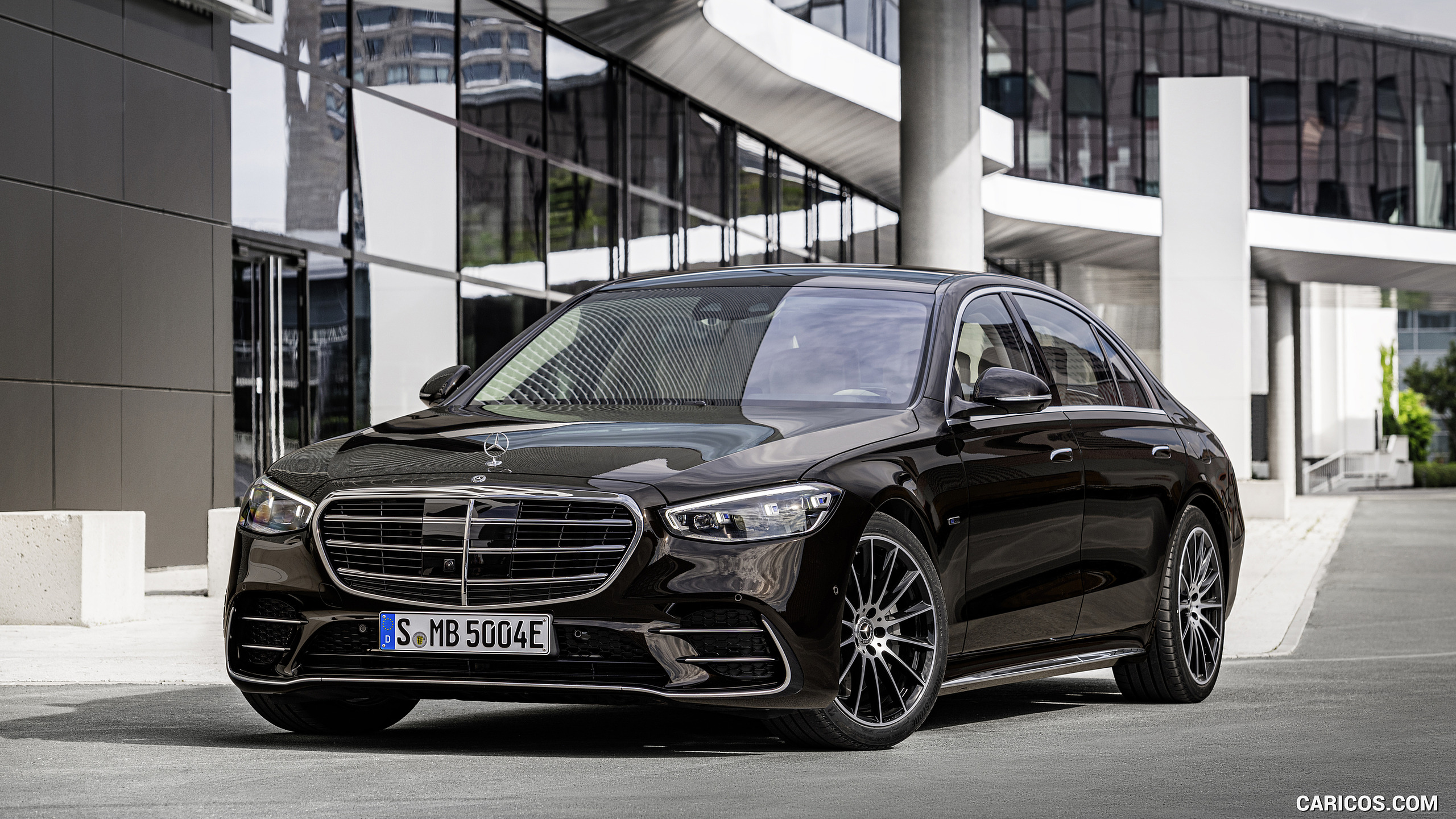 2021 Mercedes-Benz S-Class Plug-in-Hybrid (Color: Onyx Black) - Front Three-Quarter, #167 of 316