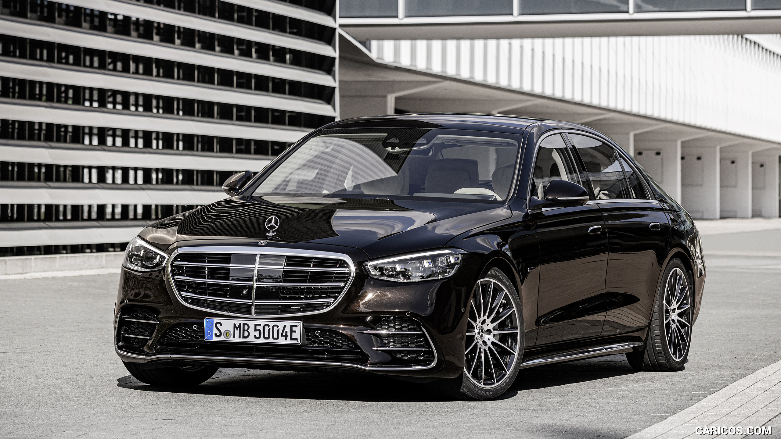 2021 Mercedes-Benz S-Class Plug-in-Hybrid (Color: Onyx Black) - Front Three-Quarter, #168 of 316