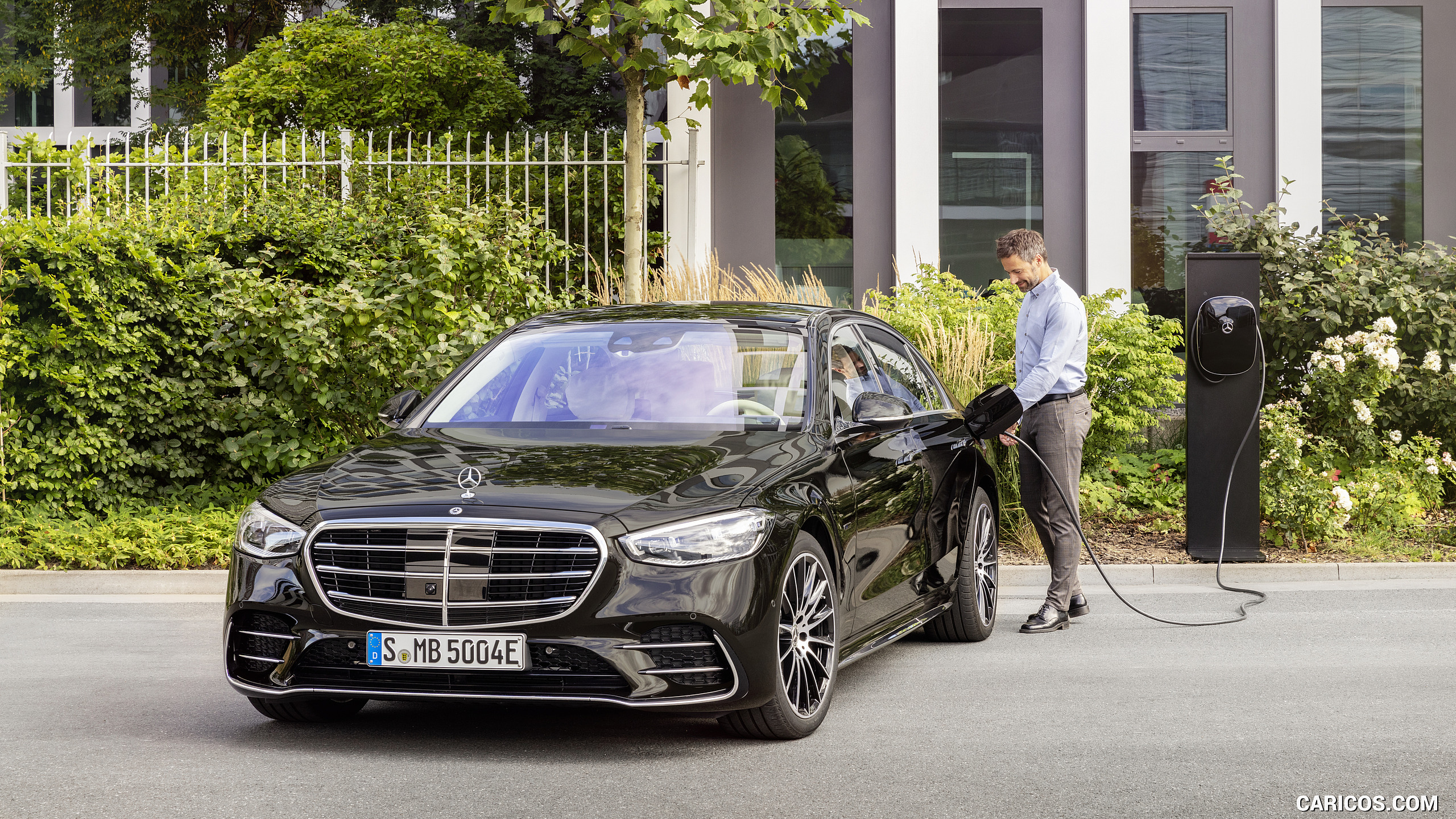 2021 Mercedes-Benz S-Class Plug-in-Hybrid (Color: Onyx Black) - Front, #171 of 316