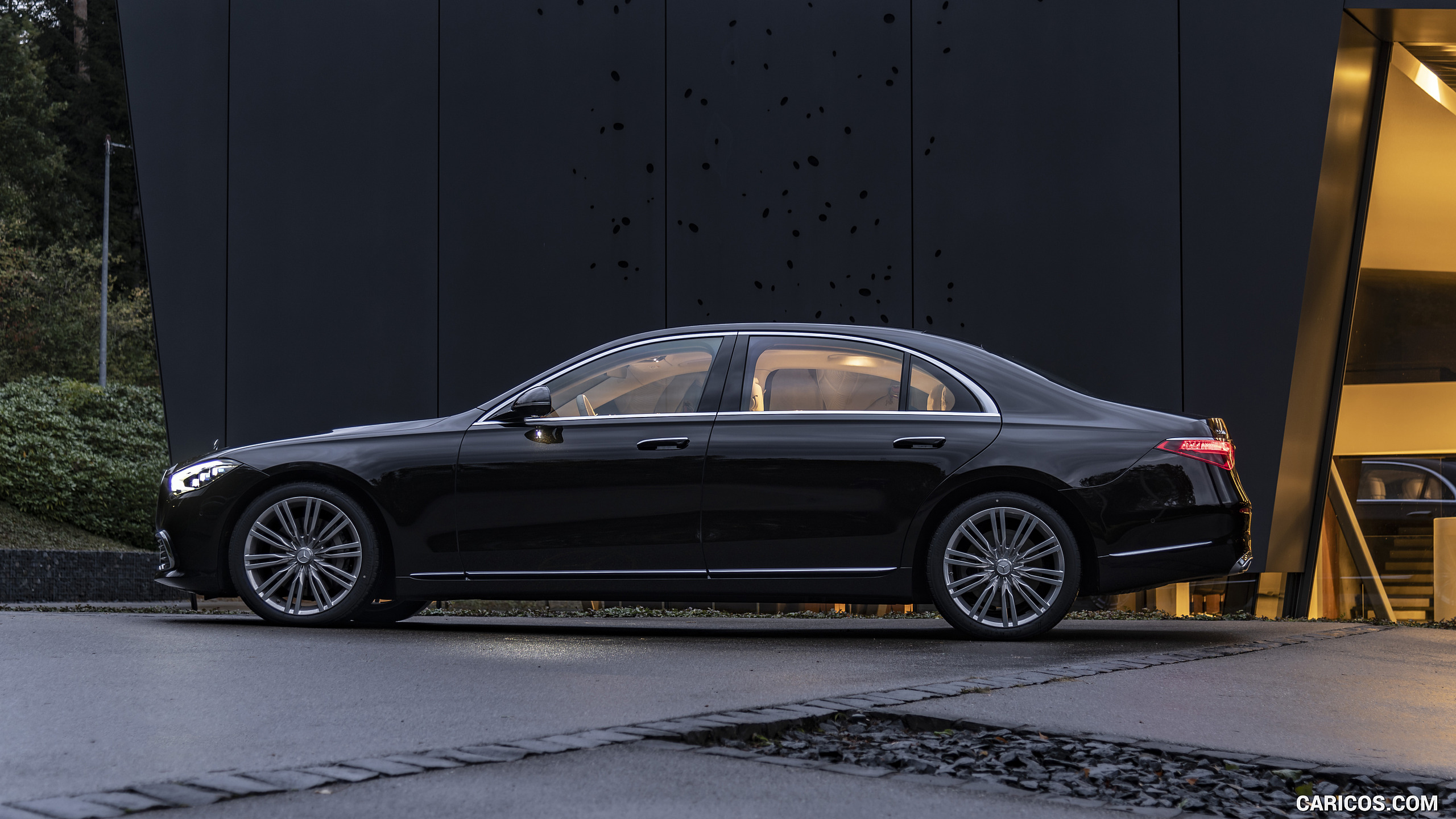 2021 Mercedes-Benz S 500 4MATIC AMG Line (Color: Onyx Black) - Side, #292 of 316